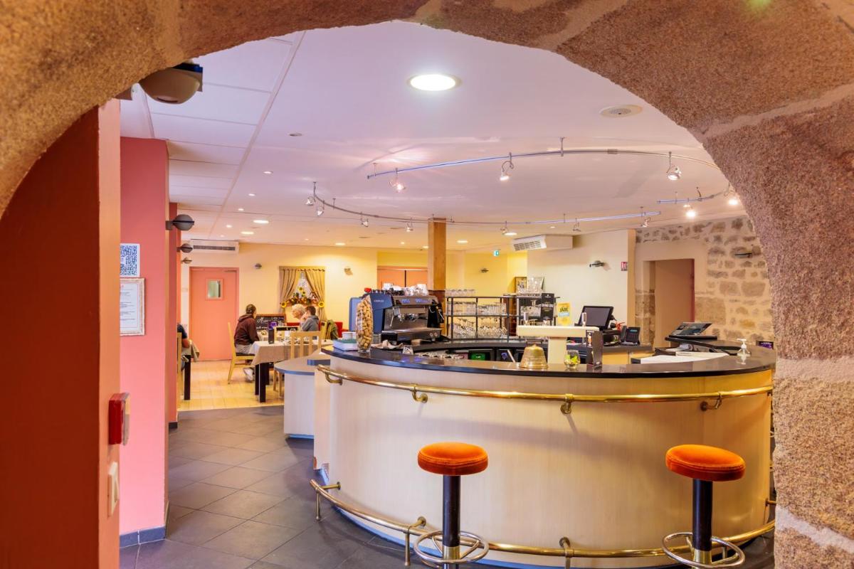 Restaurant ou autre lieu de restauration dans l'établissement Logis Hôtel Restaurant Auberge de la Xaintrie