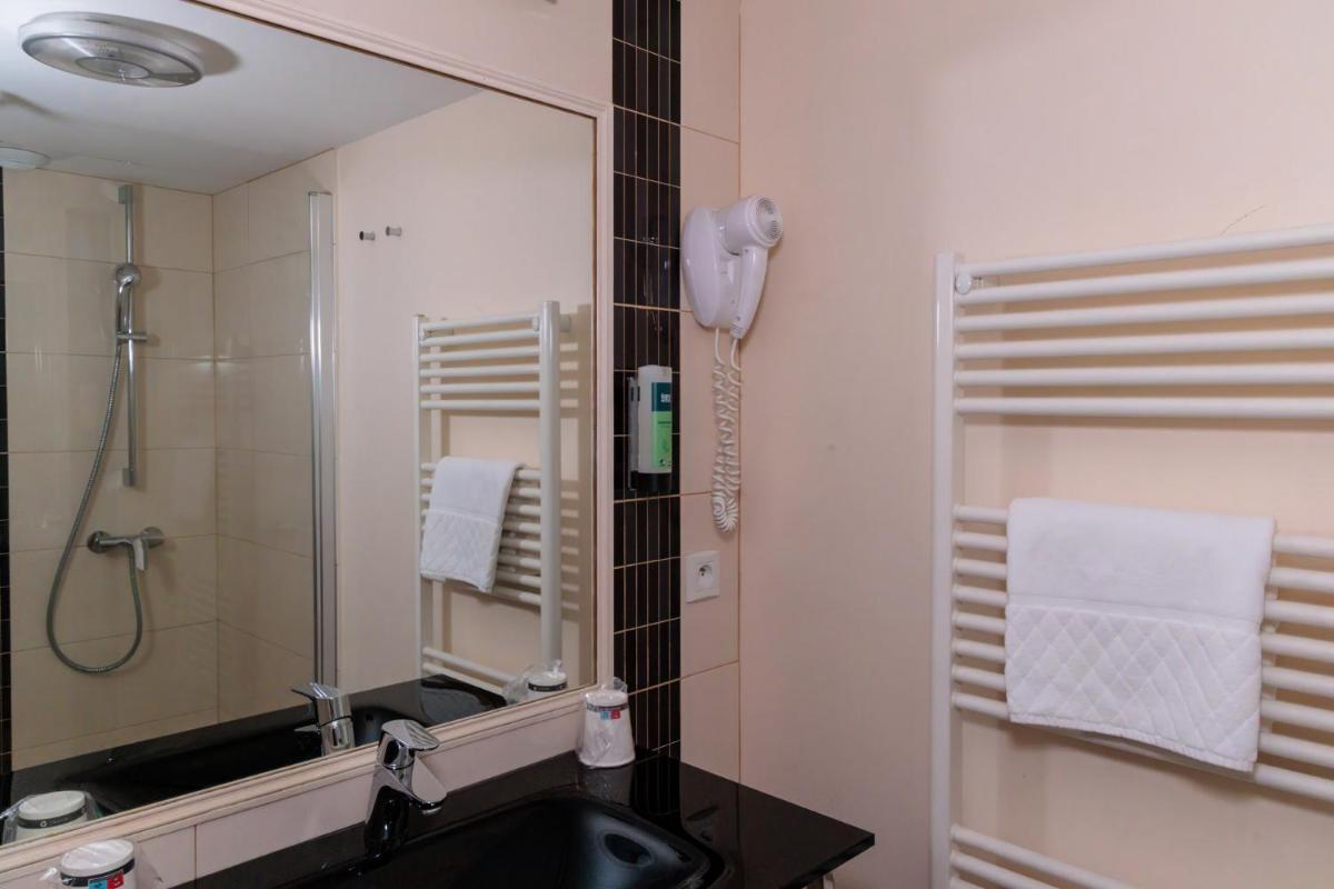 Salle de bains dans l'établissement Logis Hôtel Restaurant Auberge de la Xaintrie