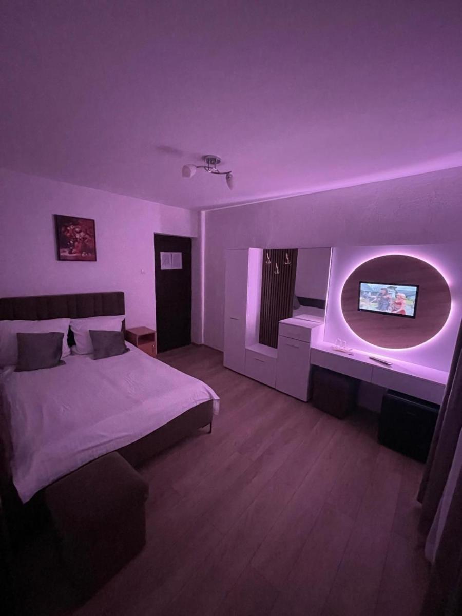 Pensiunea White House - Housity