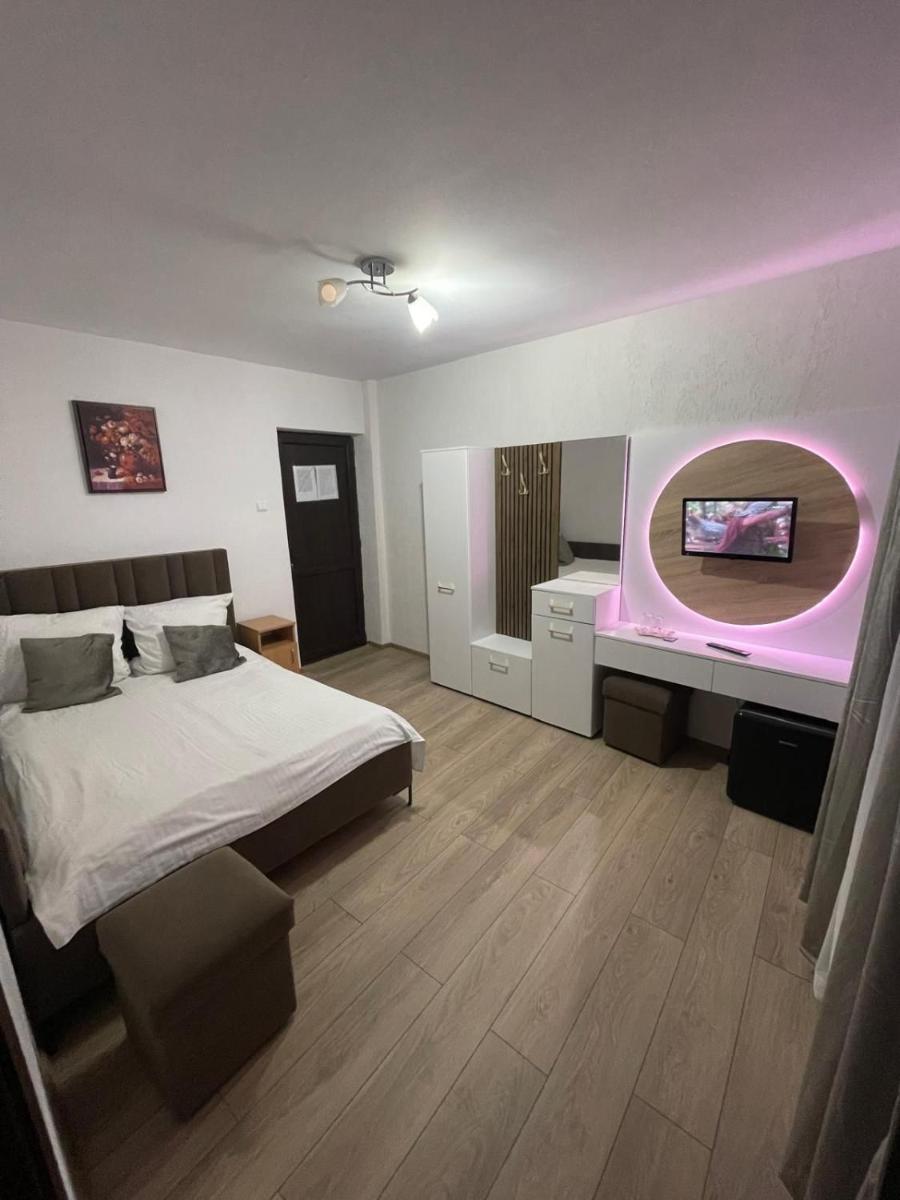 Pensiunea White House - Housity