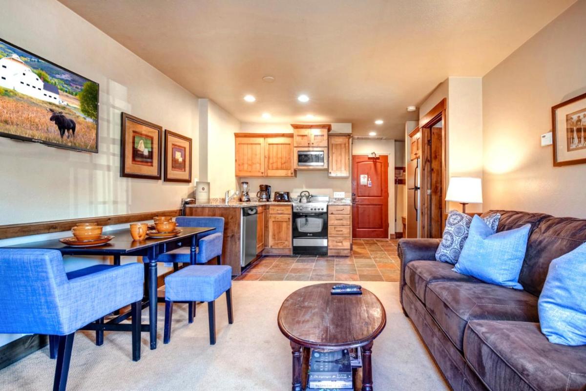 KBM Resorts - Spacious 1 Bdrm 2Bath wood fireplace full kitchen wifi walk to slopes - Housity