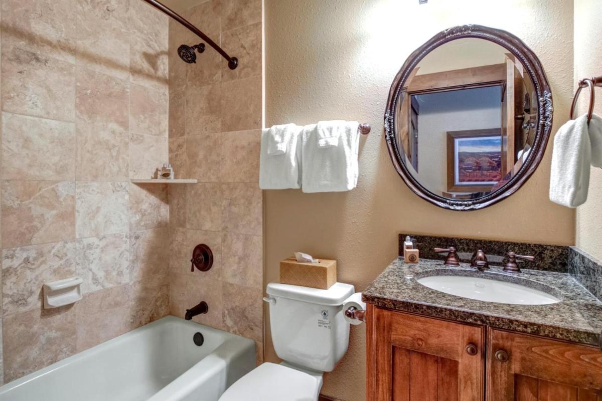 KBM Resorts - Spacious 1 Bdrm 2Bath wood fireplace full kitchen wifi walk to slopes - Housity
