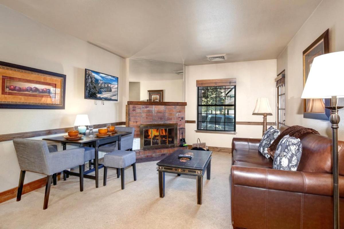 KBM Resorts - Upgraded 1Bdrm wood fireplace full kitchen wifi walk to slopes - Housity