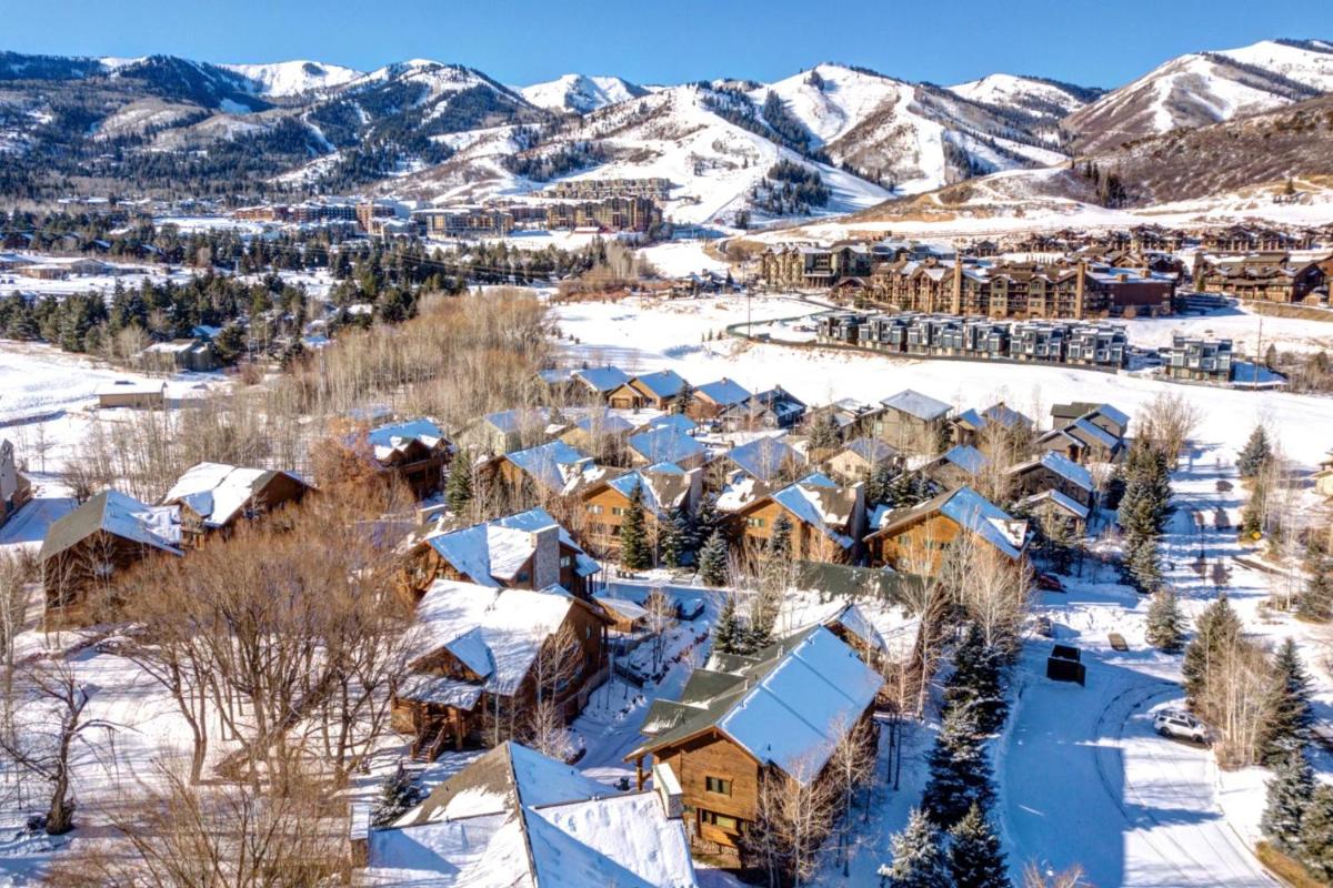 KBM Resorts: Mountain Elegant 2Bdrm fireplace BBQ under Aspens and creek - Housity
