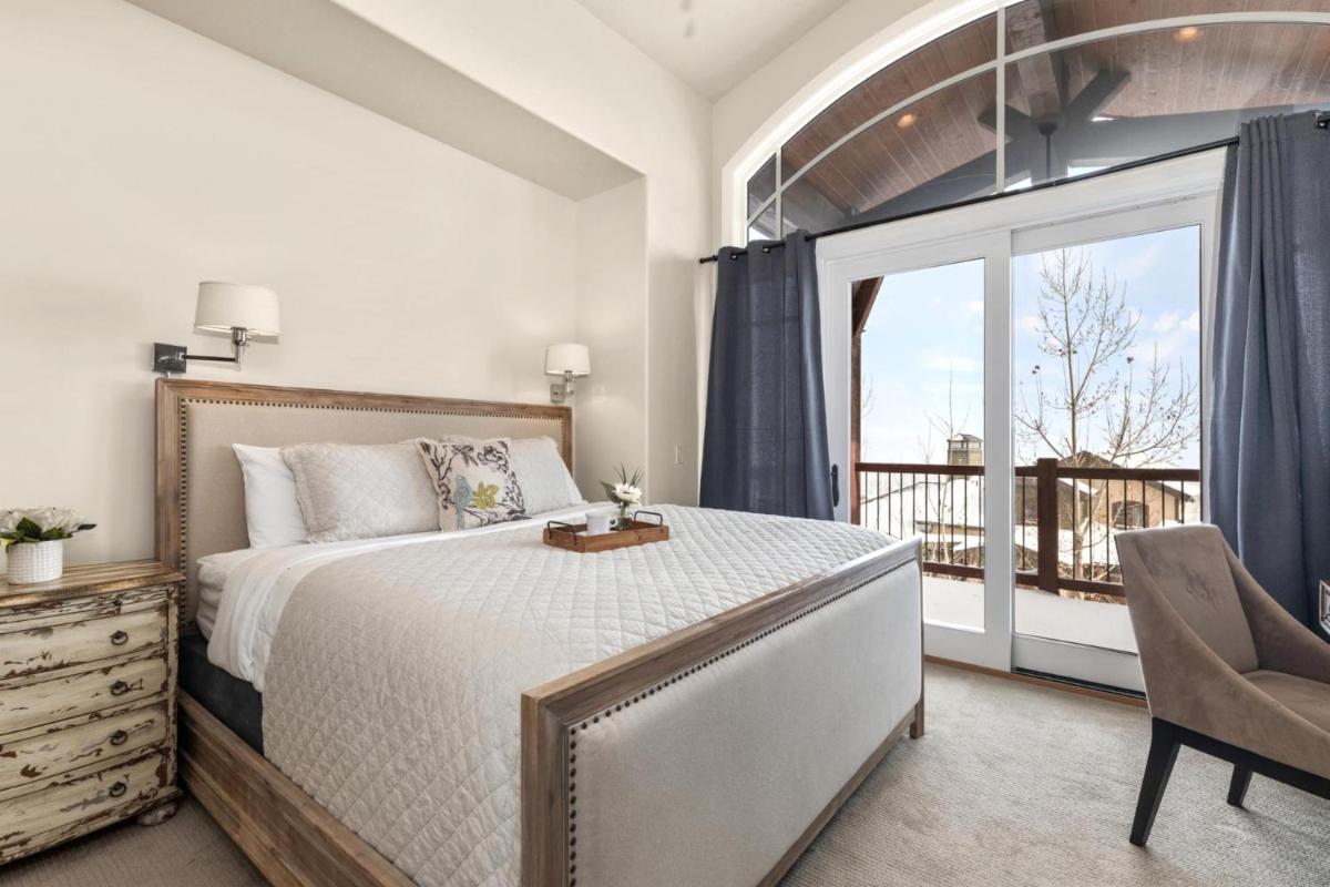 KBM Resorts: Winter Shuttle to Frostwood Gondola Hot Tub Views - Housity