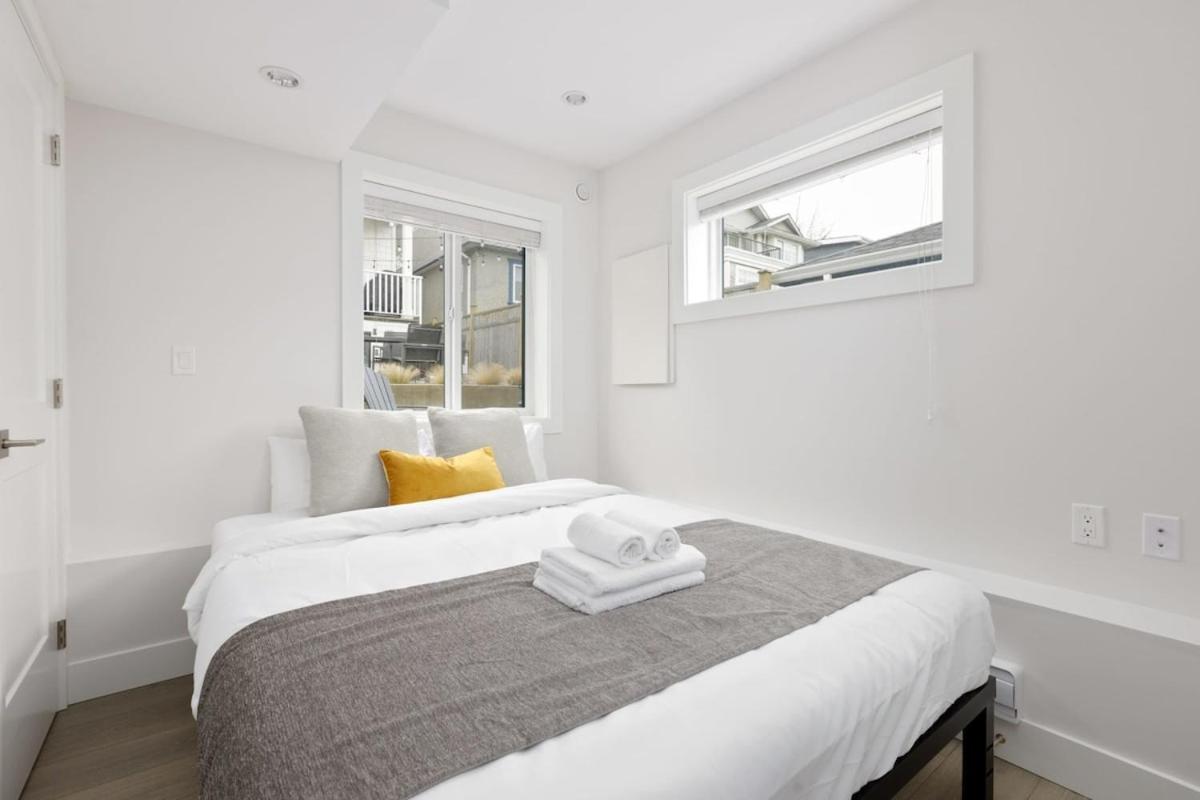 Newly built Laneway Home 1 BD Centrally located - Housity