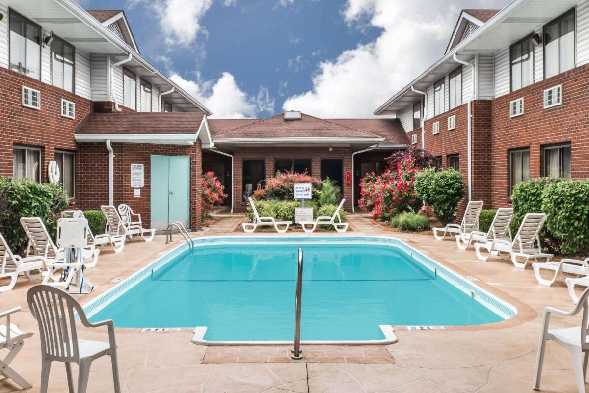 Super 8 by Wyndham O'Fallon - Housity