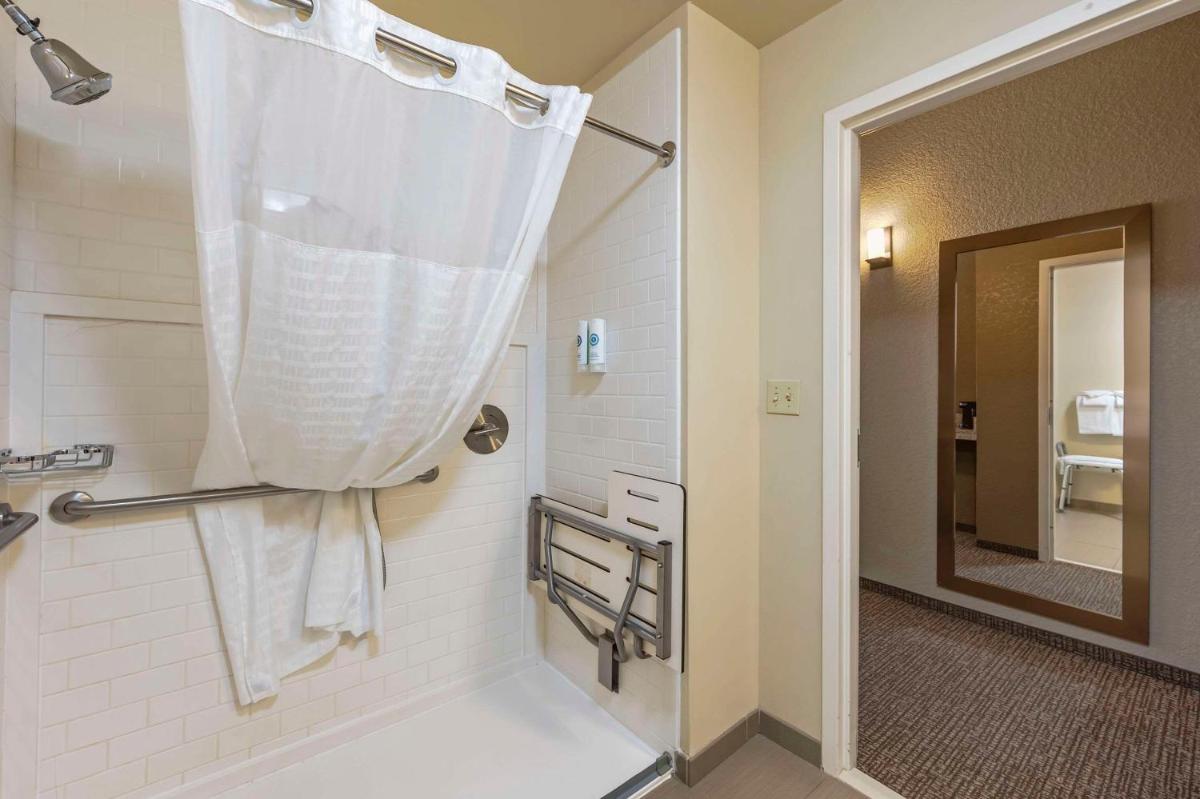 Comfort Inn & Suites - Housity