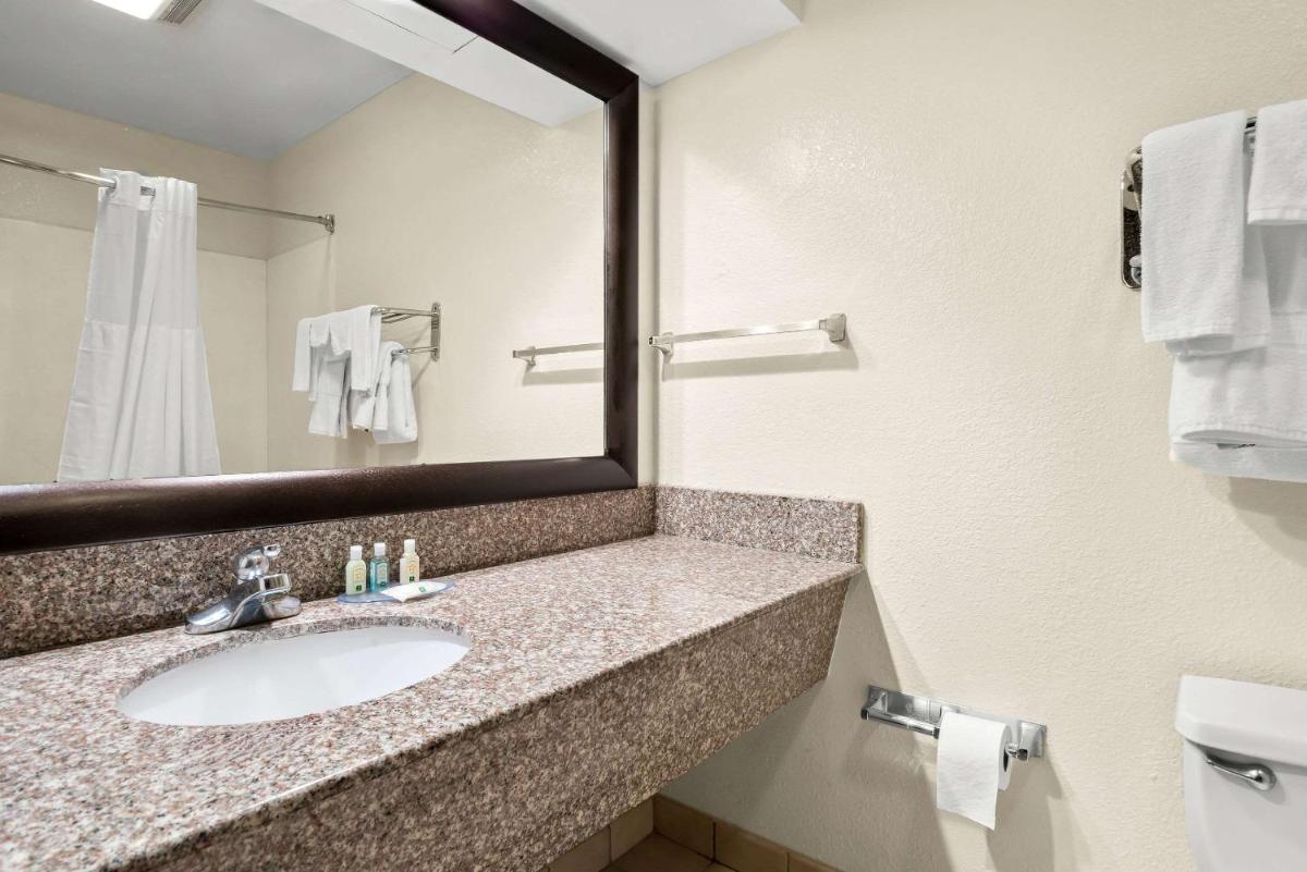 Quality Inn & Suites Lafayette - Housity