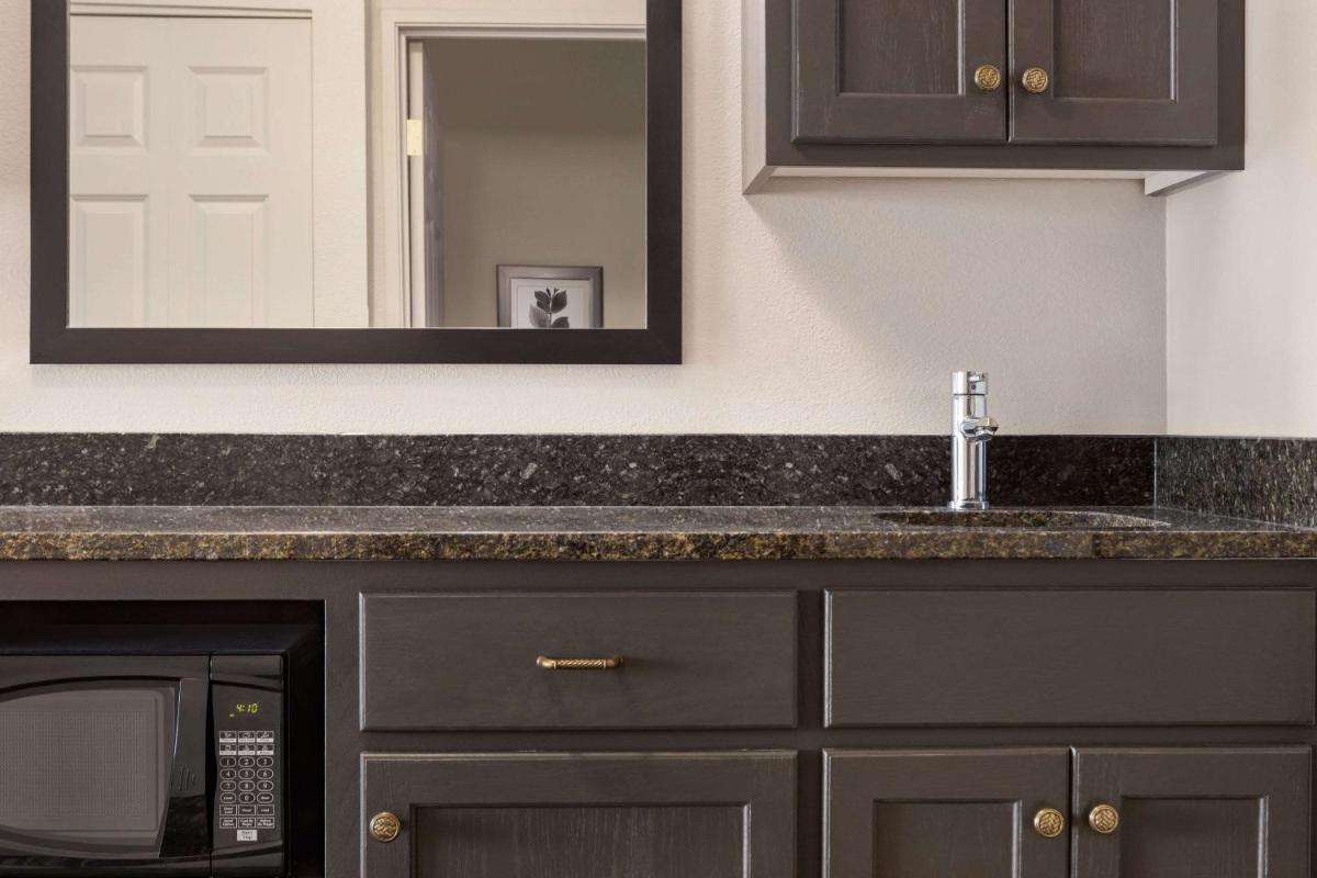 Country Inn & Suites by Radisson, St Cloud East, MN - Housity