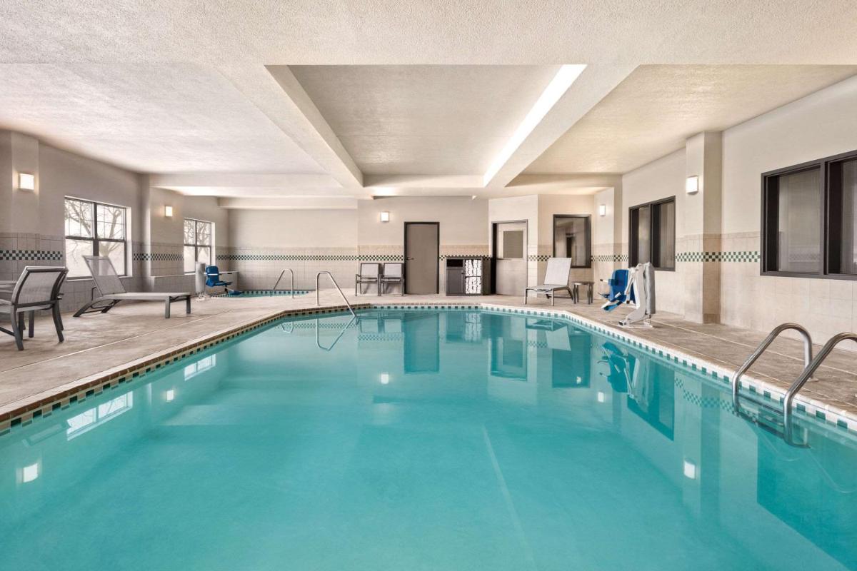 Country Inn & Suites by Radisson, St Cloud East, MN - Housity