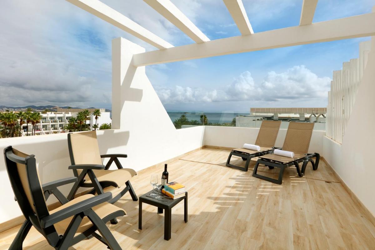 Un balcón o terraza de Grand Palladium White Island Resort & Spa - All Inclusive