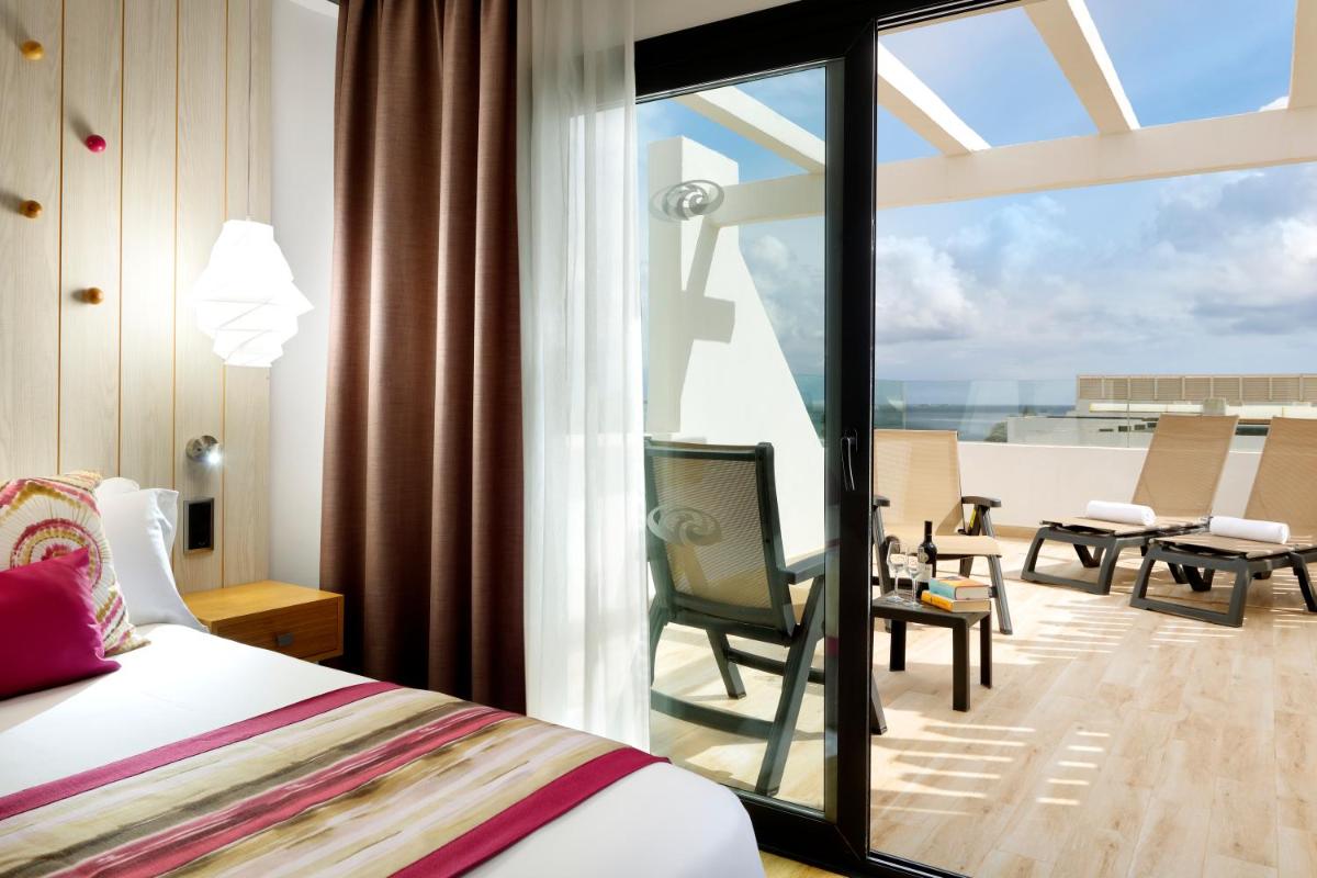Un balcón o terraza de Grand Palladium White Island Resort & Spa - All Inclusive