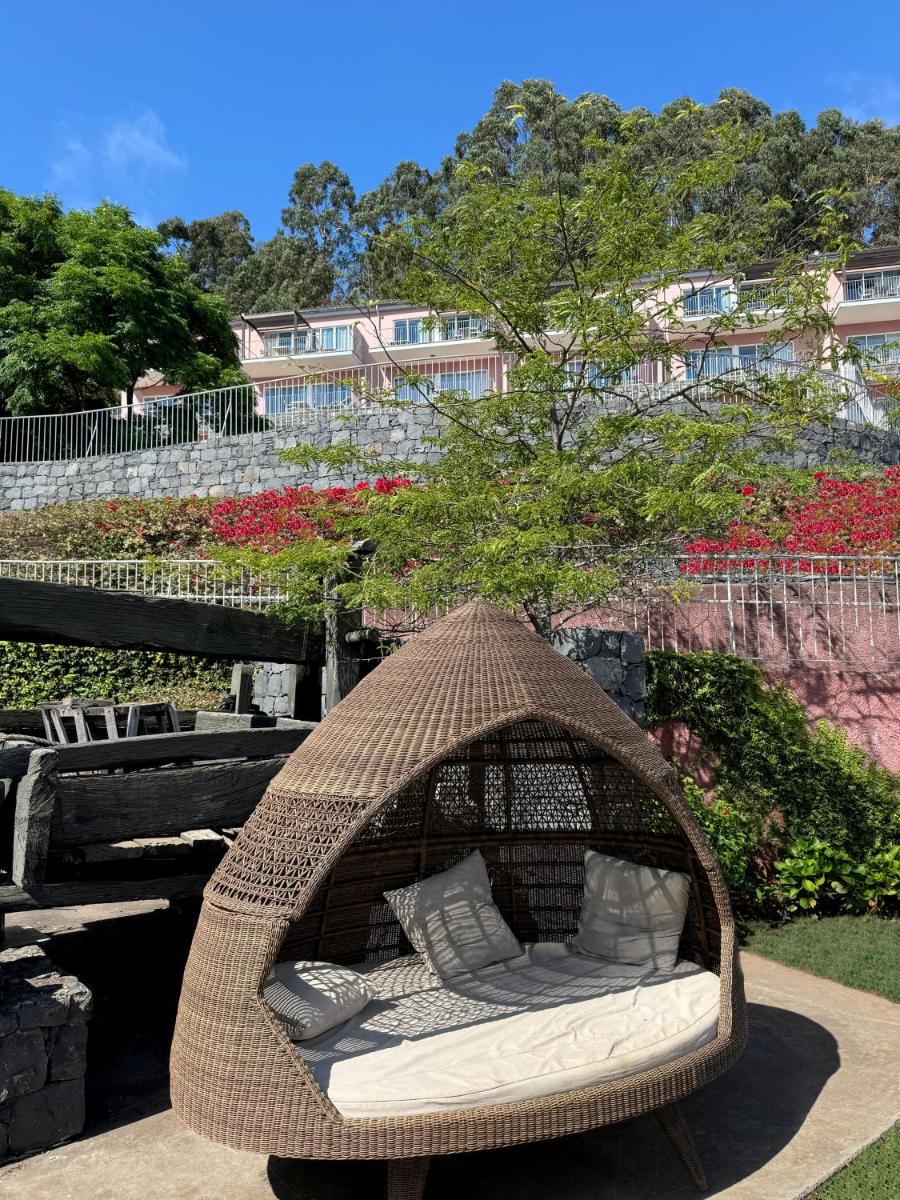 Um jardim no exterior de Village Cabo Girao