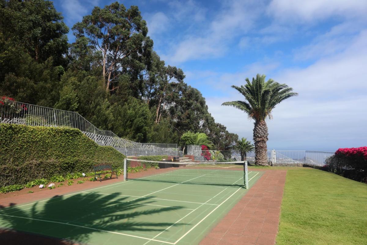 Comodidades para jogar ténis e squash em Village Cabo Girao ou nas proximidades