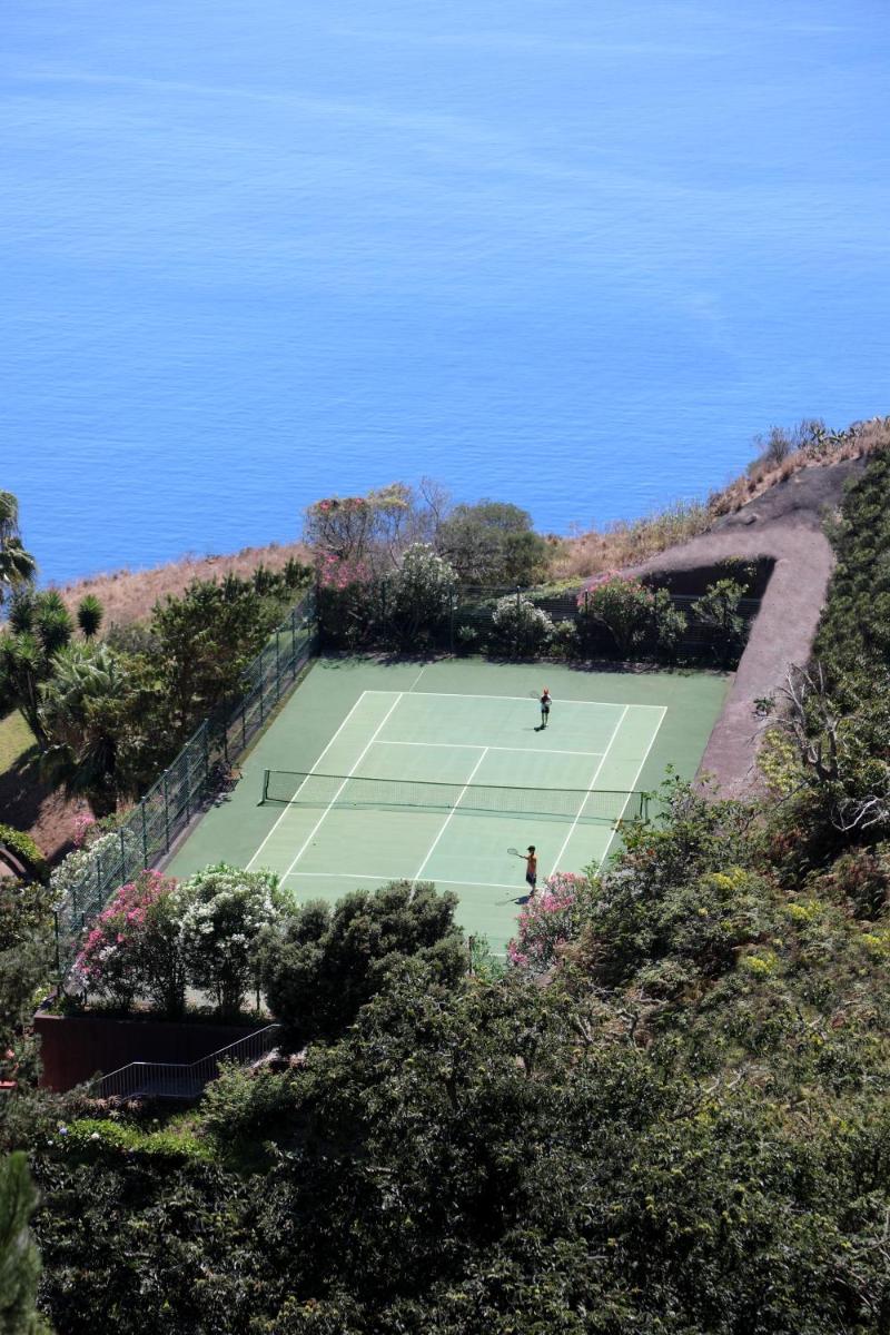 Comodidades para jogar ténis e squash em Village Cabo Girao ou nas proximidades