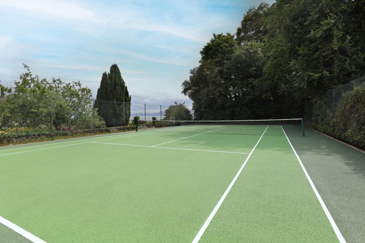 Comodidades para jogar ténis e squash em Village Cabo Girao ou nas proximidades