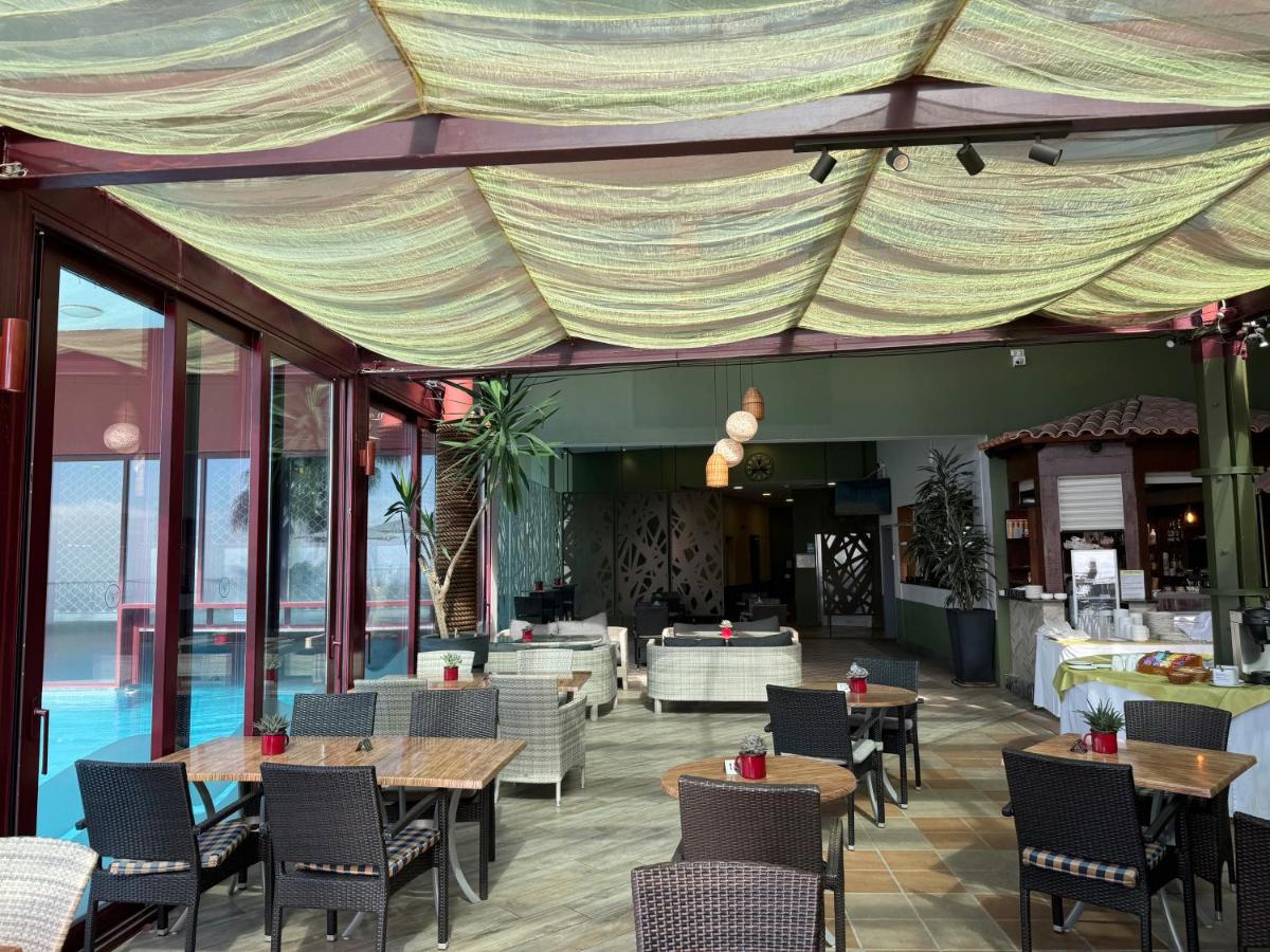 Um restaurante ou outro lugar para comer em Village Cabo Girao