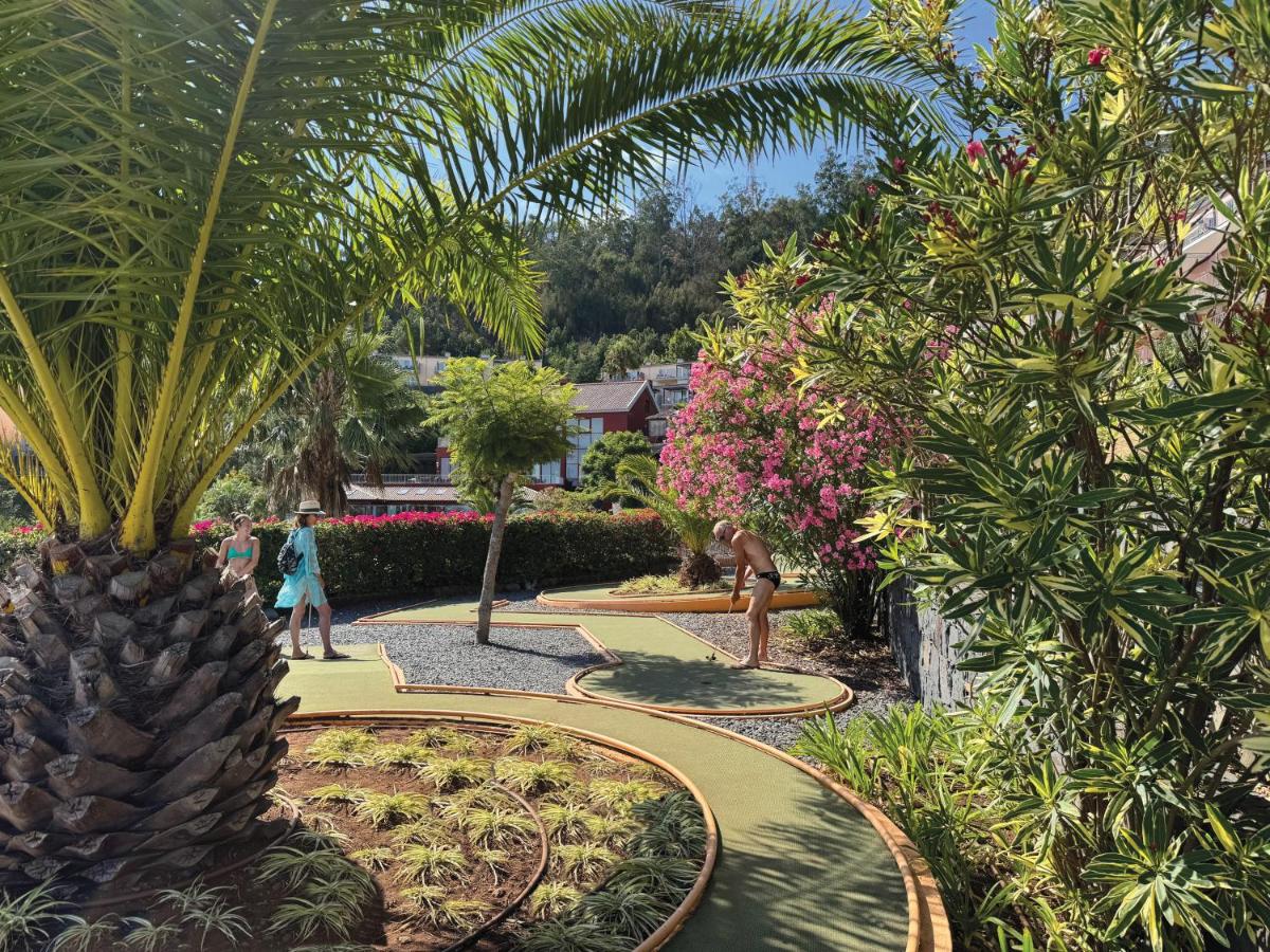 Um jardim no exterior de Village Cabo Girao
