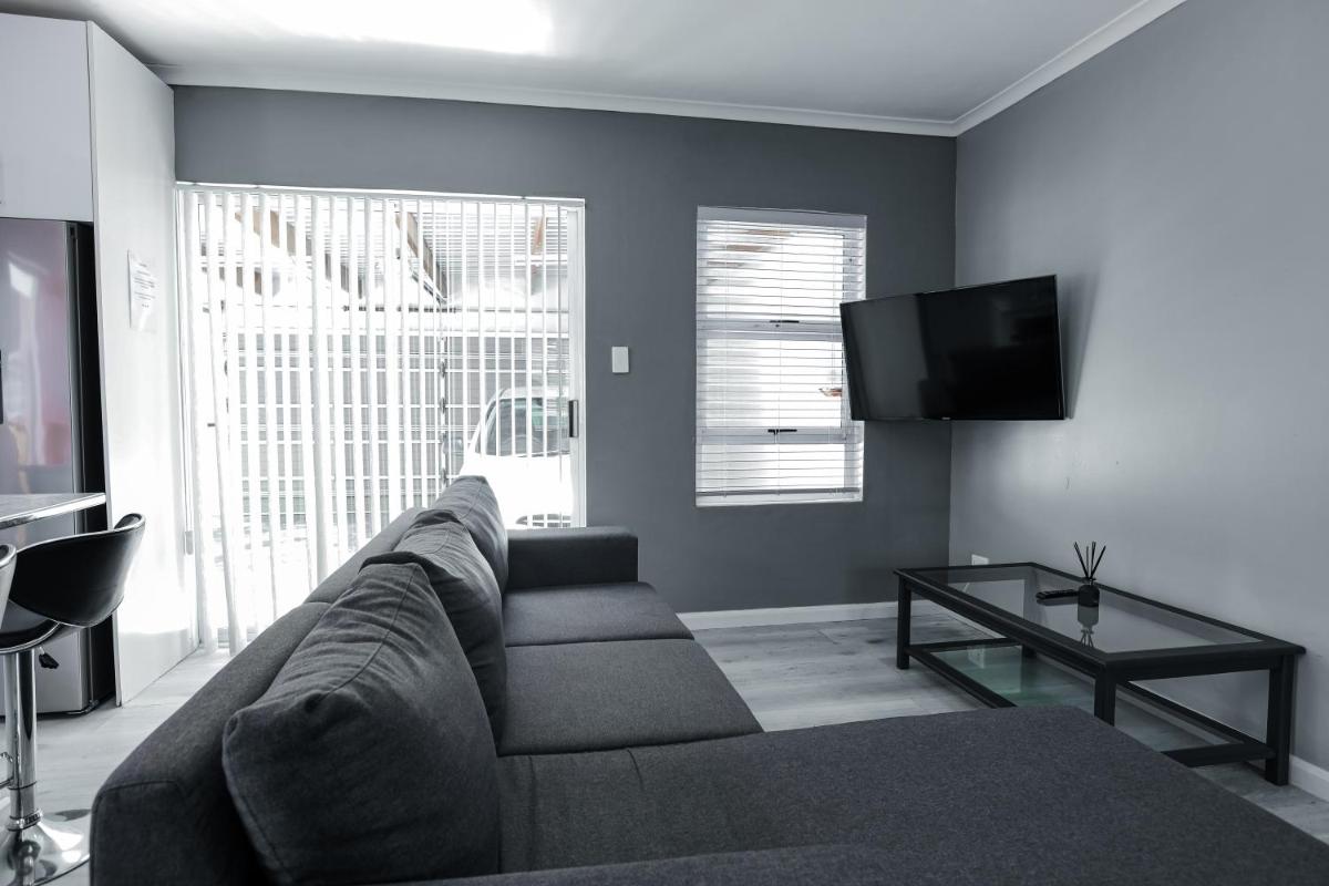 Milo's Sky Grey Guest House - No Load shedding - Housity