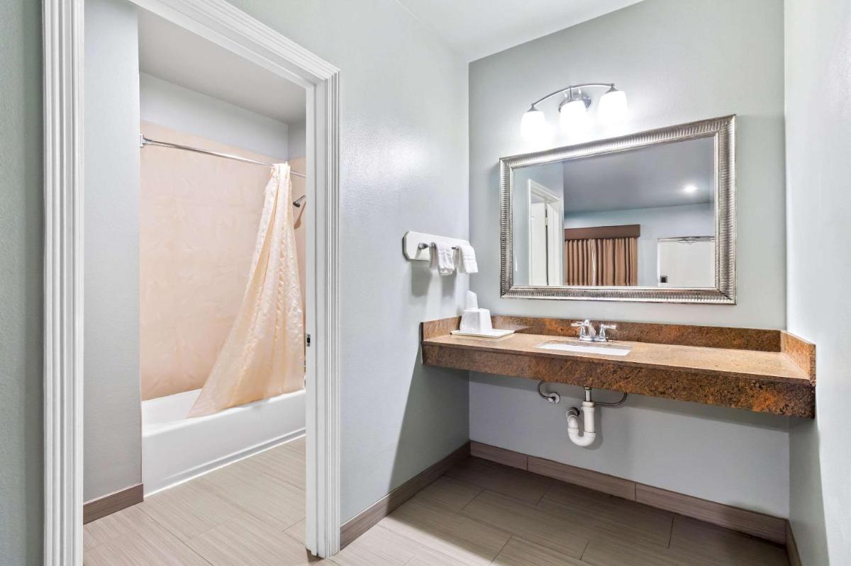 Econo Lodge Inn & Suites Channelview - Houston East - Housity