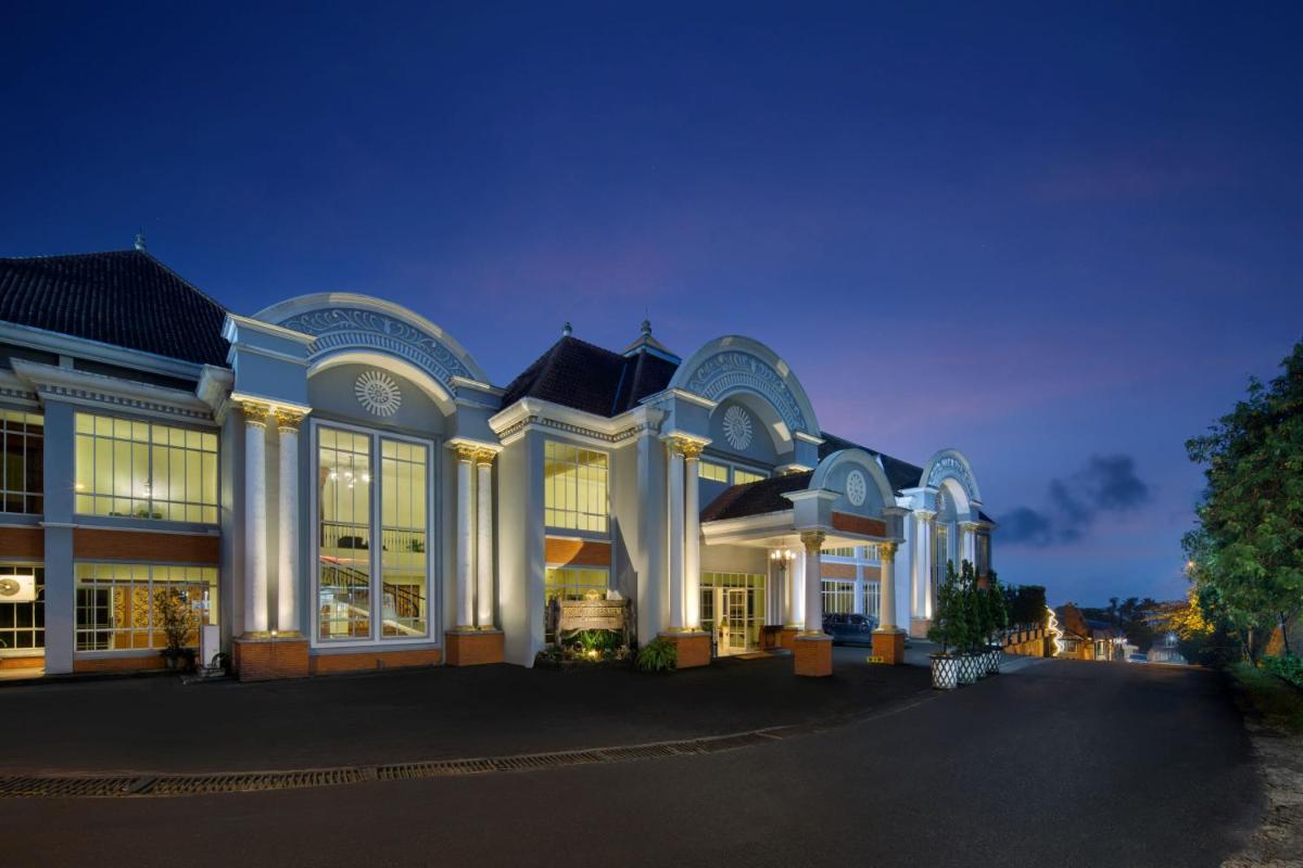 Royal Hotel and Convention Tretes - Housity