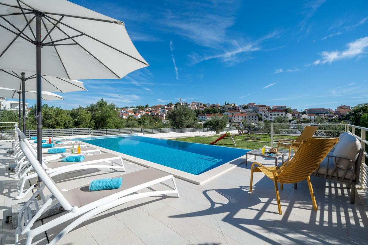 Villa Consido, a 3-Bedroom Retreat with sea views - Housity