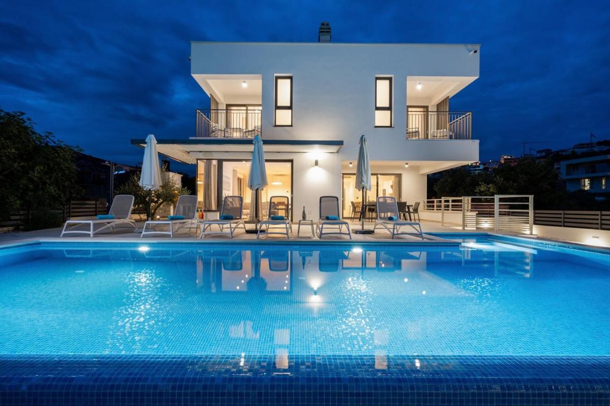 Villa Consido, a 3-Bedroom Retreat with sea views - Housity