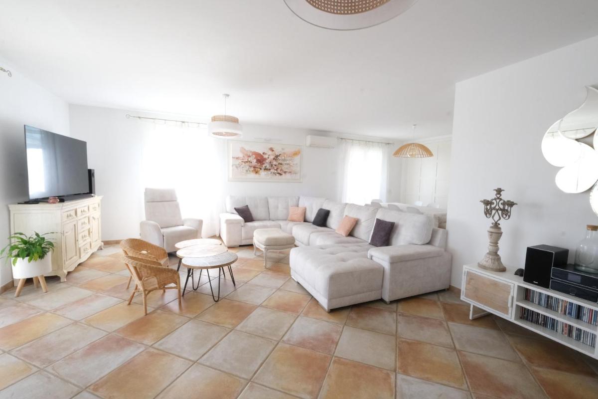 Vacation rental in the Alpilles, Provence, close to the village center - Beautiful view -Air conditionning Heated pool and spa - sleeps 8 - Housity