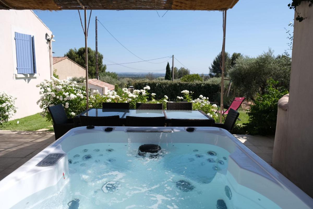 Vacation rental in the Alpilles, Provence, close to the village center - Beautiful view -Air conditionning Heated pool and spa - sleeps 8 - Housity
