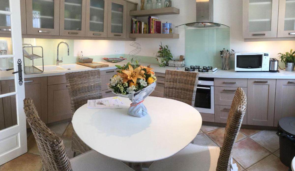 Vacation rental in the Alpilles, Provence, close to the village center - Beautiful view -Air conditionning Heated pool and spa - sleeps 8 - Housity