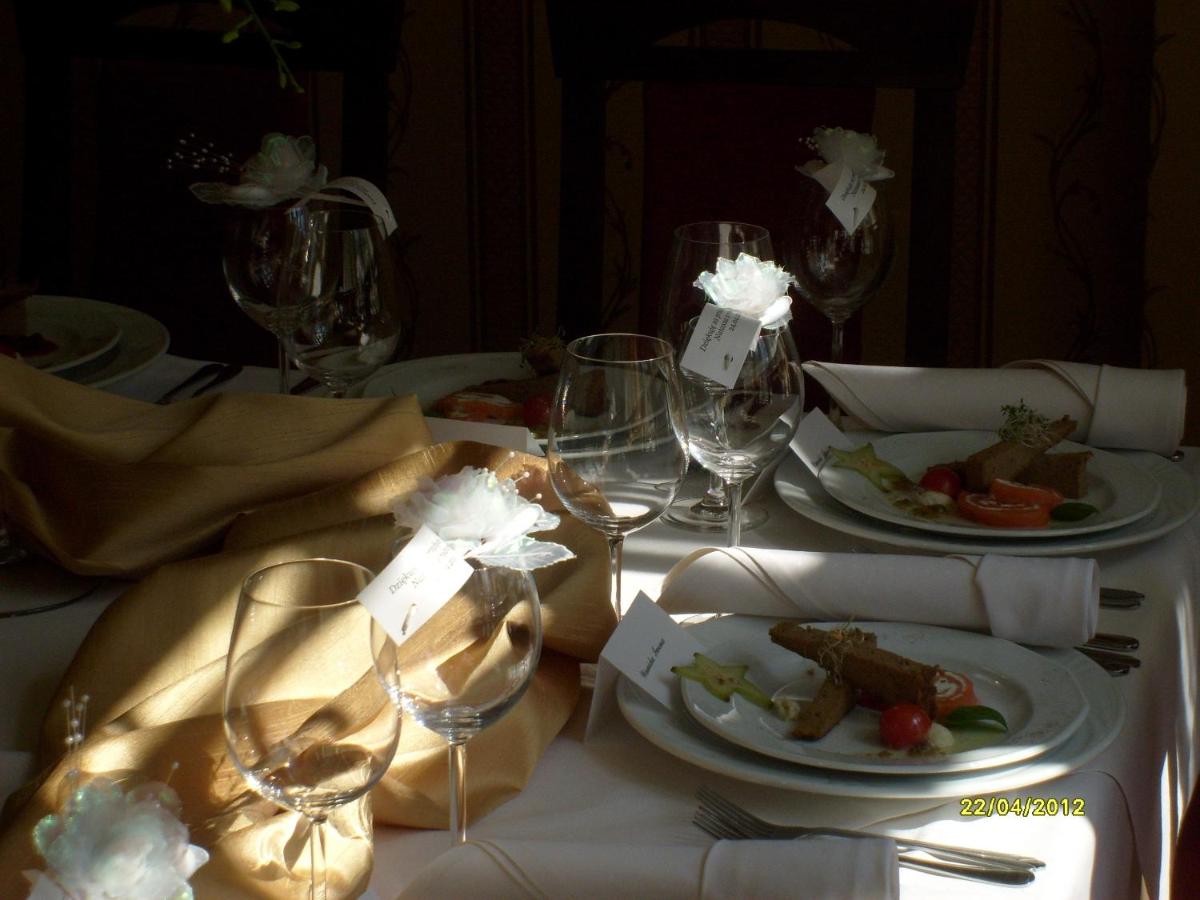 Pensjonat - Restauracja Żółty Domek - Housity