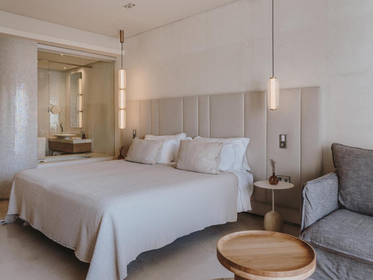Cama o camas de una habitación en Aguas de Ibiza Grand Luxe Hotel - Small Luxury Hotel of the World
