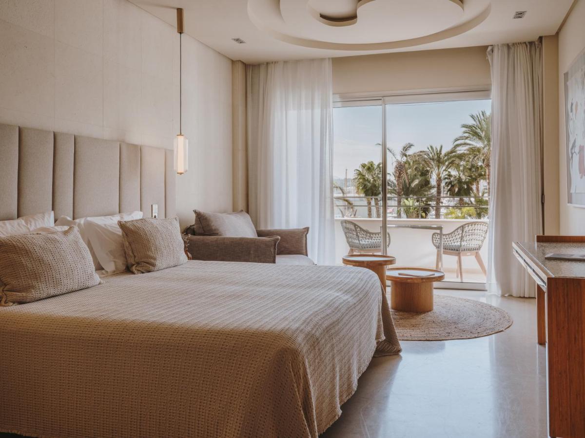 Cama o camas de una habitación en Aguas de Ibiza Grand Luxe Hotel - Small Luxury Hotel of the World