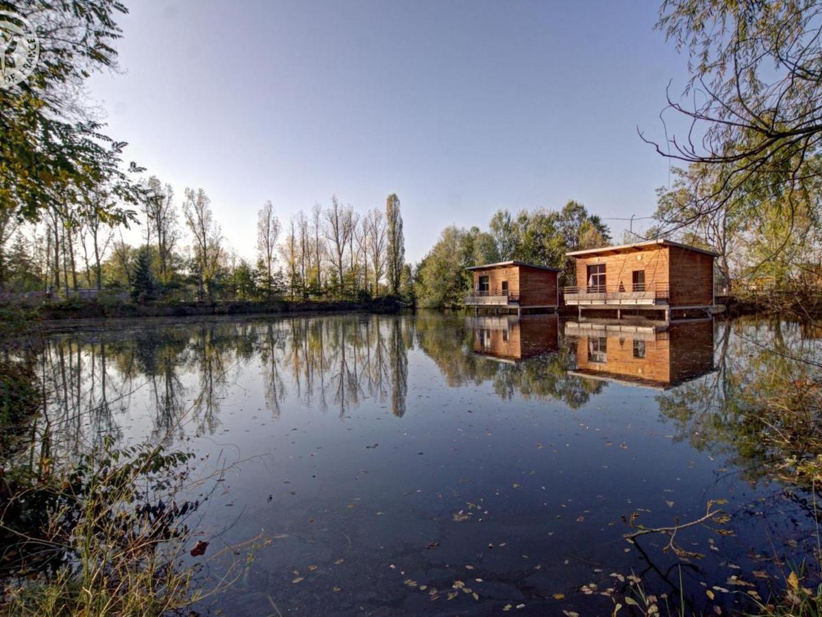 Chalets confortables en bord d'étang, parfaits pour pêche et nature, avec terrasse et équipements modernes - FR-1-496-83 - Housity