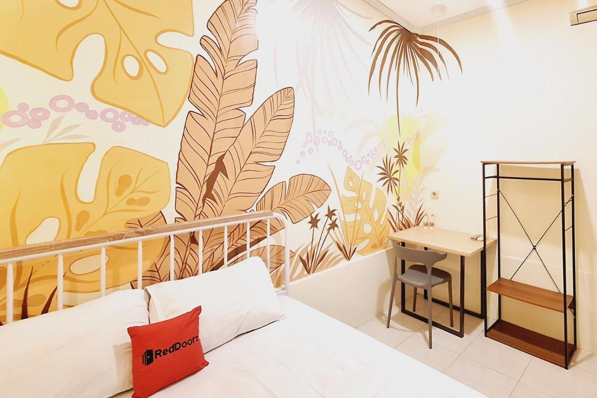 RedDoorz at Victoria Hotel near Stasiun Blitar - Housity