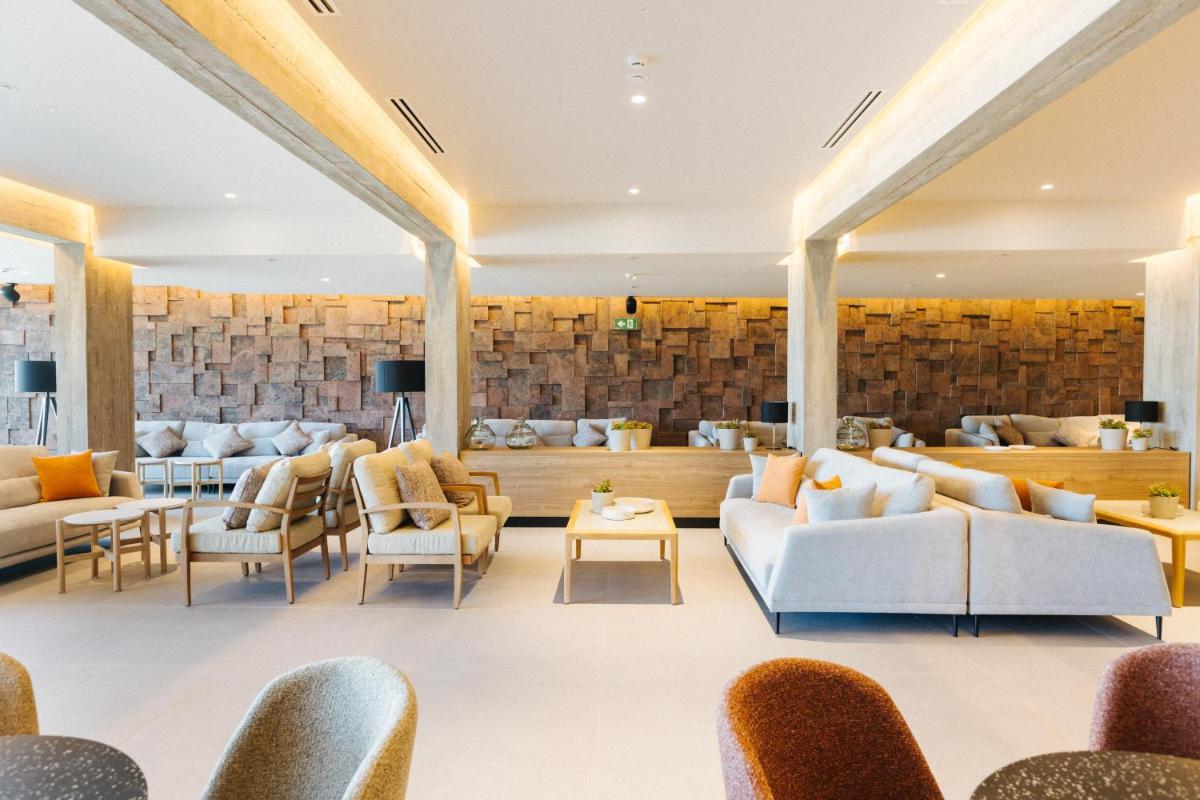 un vestíbulo de un hotel con sofás y sillas en BANCAL HOTEL and SPA, en San Sebastián de la Gomera