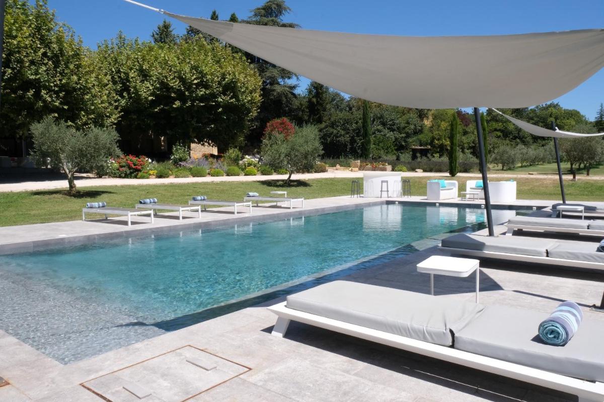 provencal farm house with heated pool located to salon de provence, 12 people - Housity