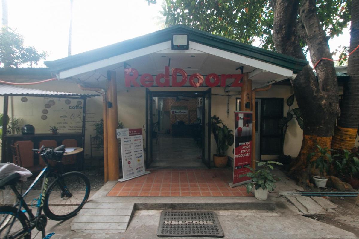 RedDoorz @ The V'Jour Hotel Angeles - Housity