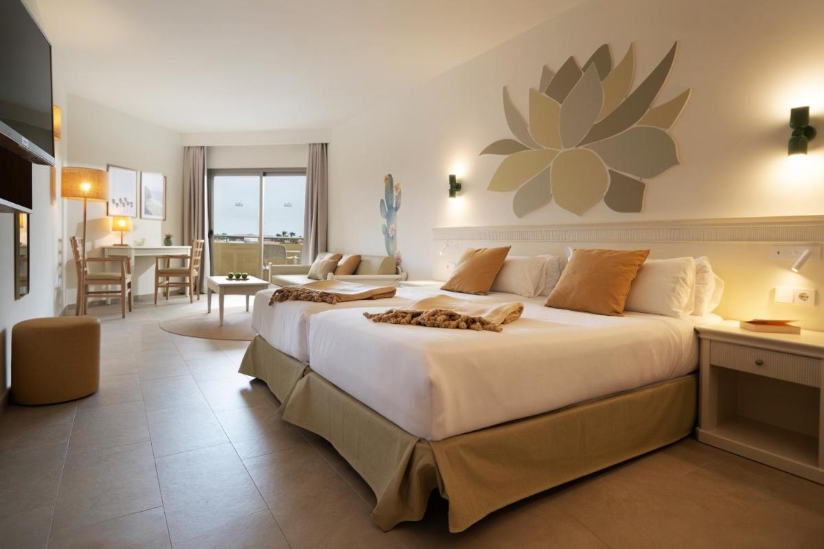 Cama o camas de una habitación en Iberostar Waves Gaviotas Park