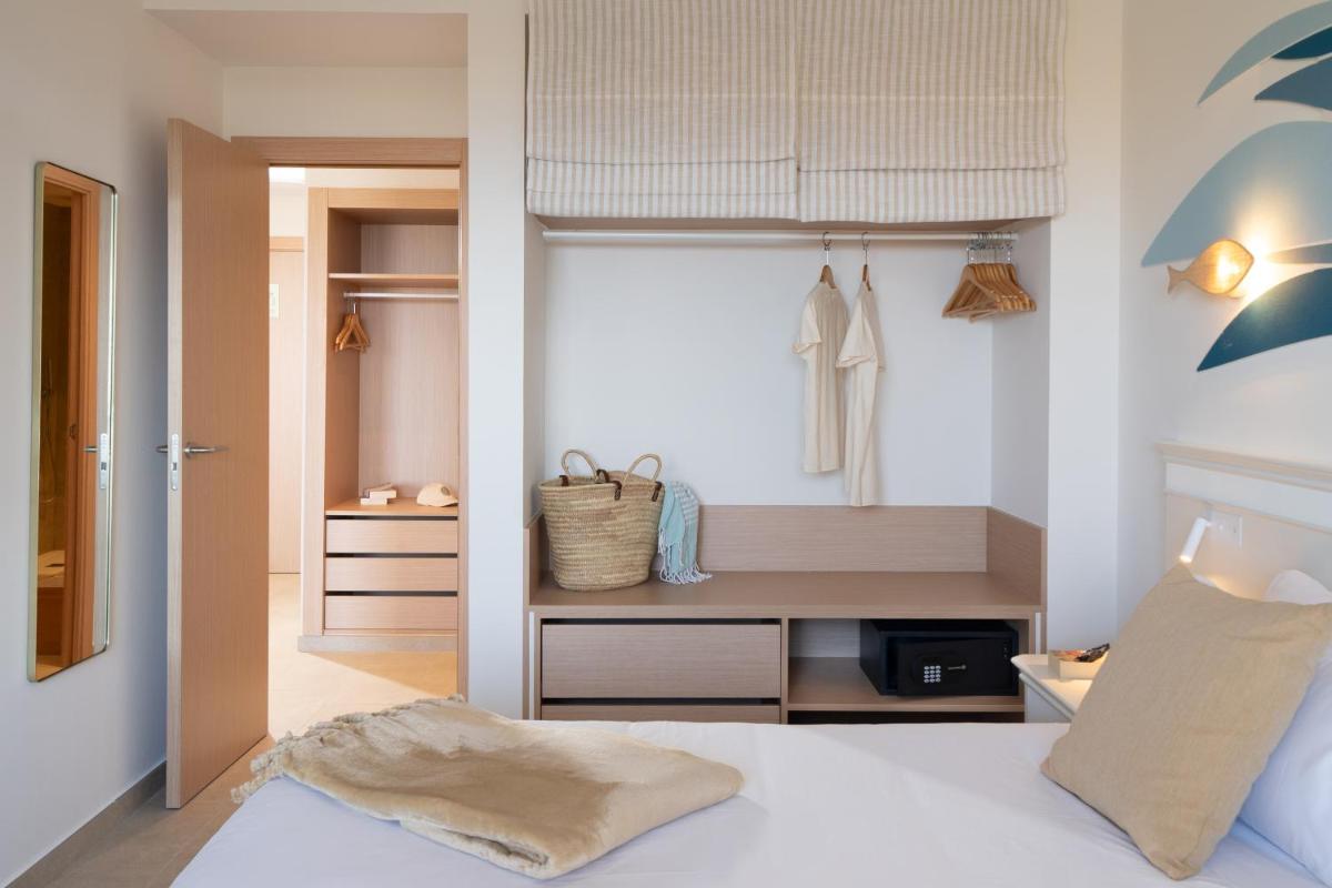 Cama o camas de una habitación en Iberostar Waves Gaviotas Park