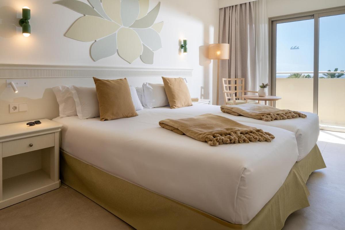 Cama o camas de una habitación en Iberostar Waves Gaviotas Park