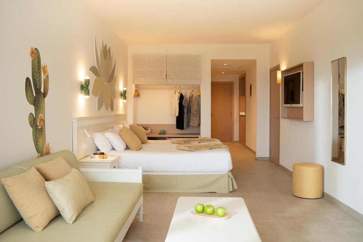 Cama o camas de una habitación en Iberostar Waves Gaviotas Park