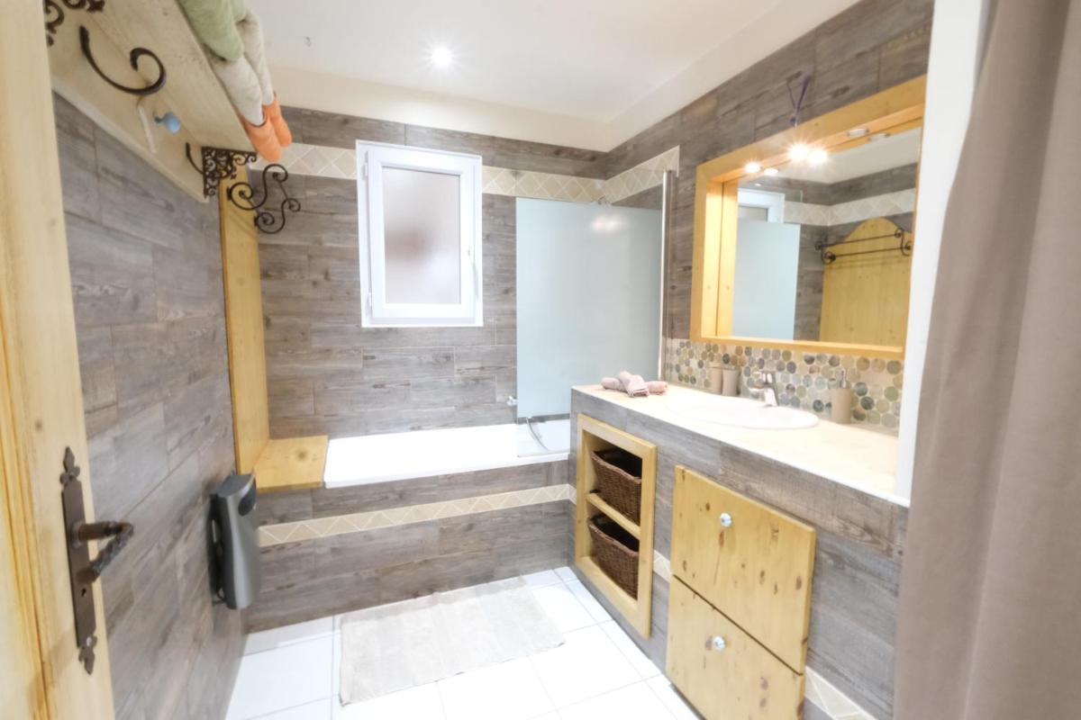 Air-conditioned house with heated pool, Luberon, in Maubec – 6 people - Housity