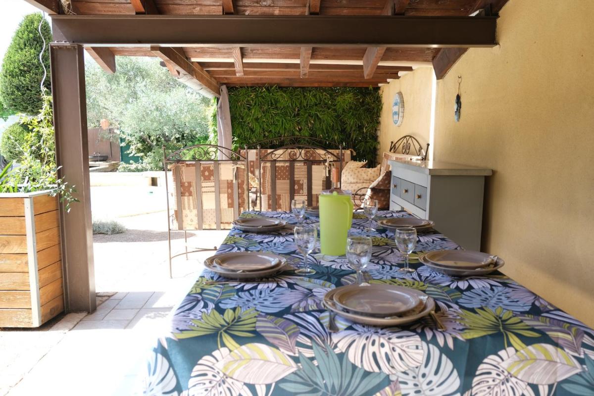 Air-conditioned house with heated pool, Luberon, in Maubec – 6 people - Housity