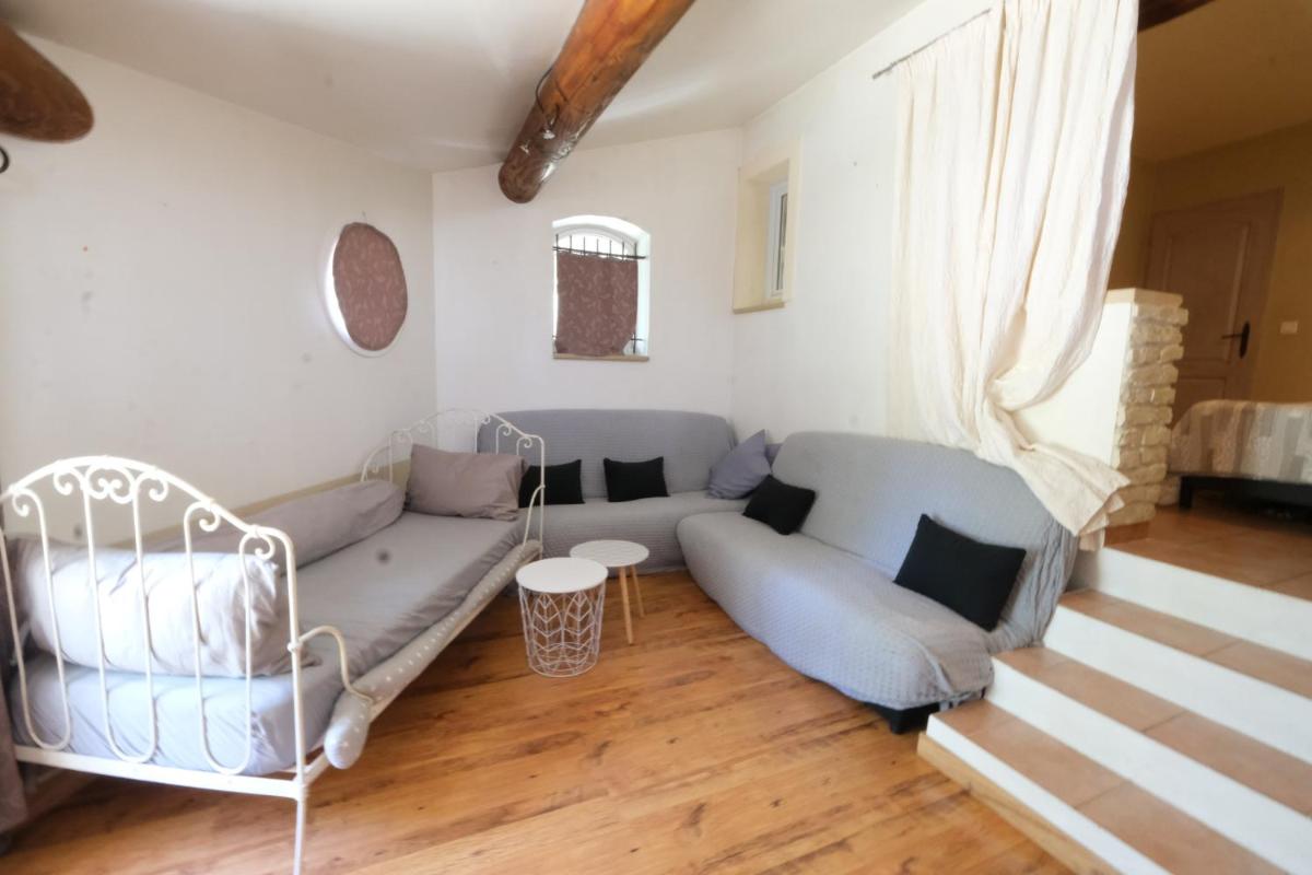 Air-conditioned house with heated pool, Luberon, in Maubec – 6 people - Housity