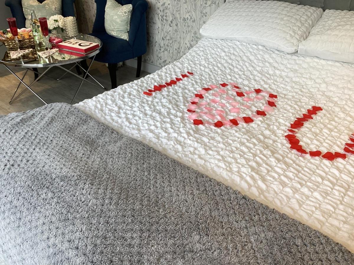 Adorable private couples retreat with hot tub - Housity