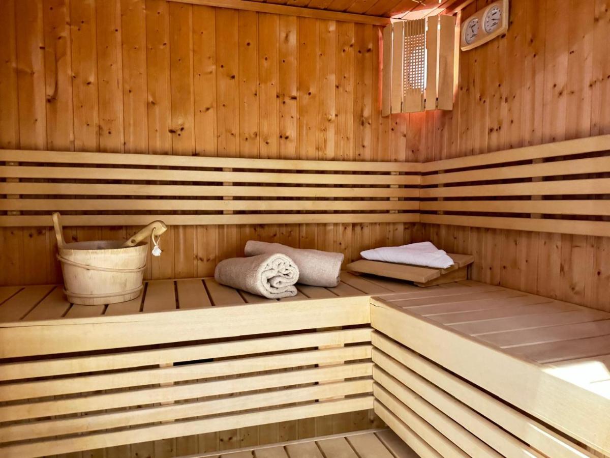 - un sauna avec une baignoire et des serviettes dans l'établissement Les Manoirs des Portes de Deauville - Small Luxury Hotel Of The World, à Deauville