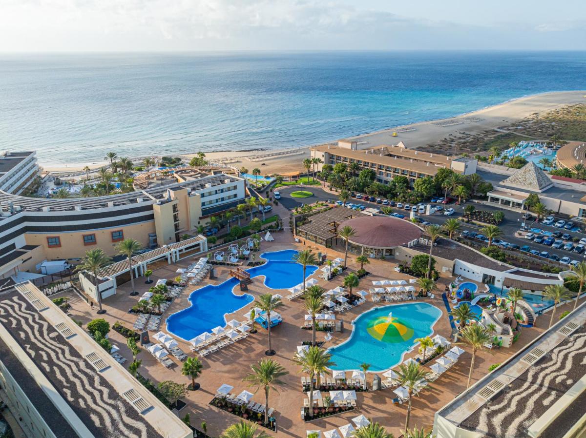 Una vista aérea de un resort y la playa. en Iberostar Waves Gaviotas Park, en Morro del Jable