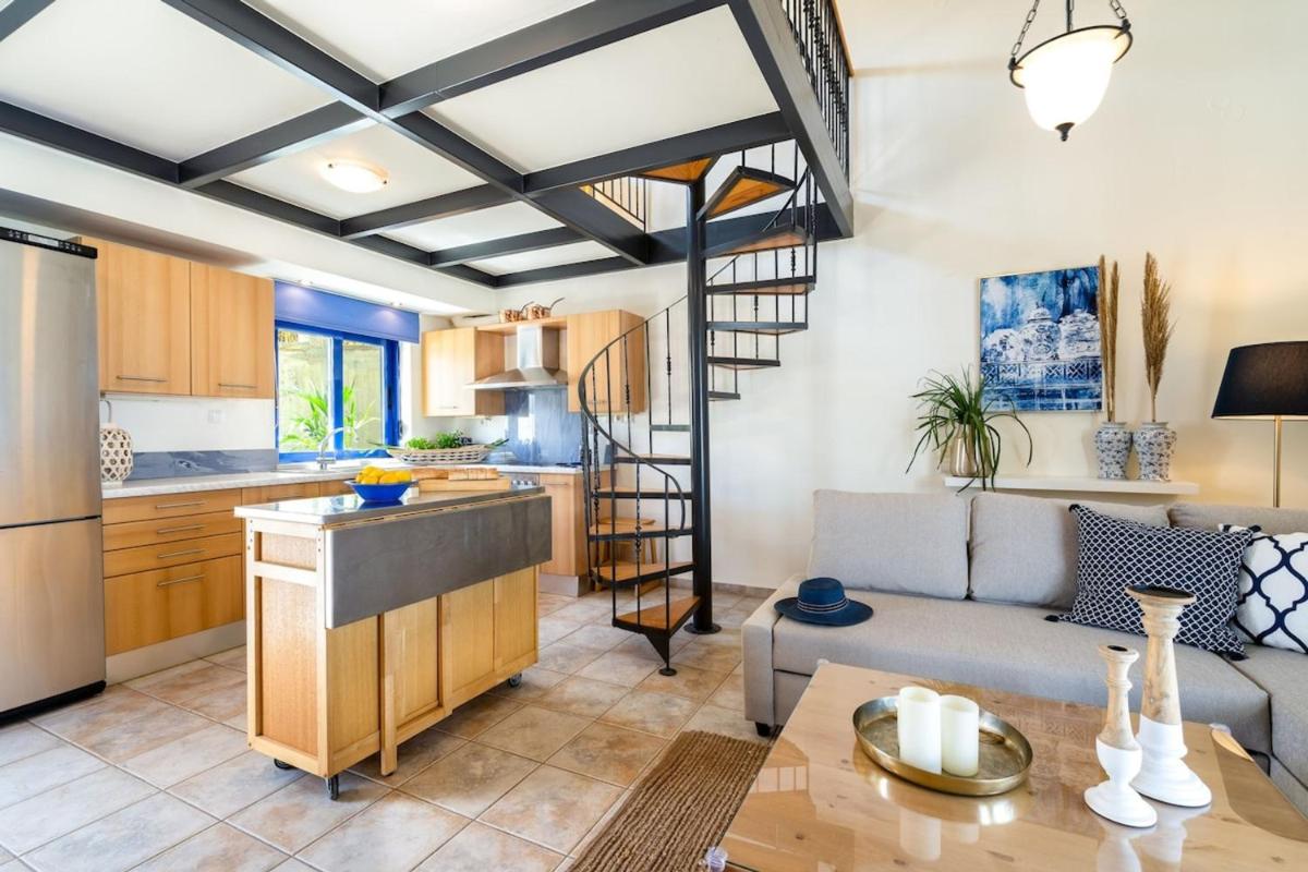 Beach House Kalamaki steps away from the beach - Housity